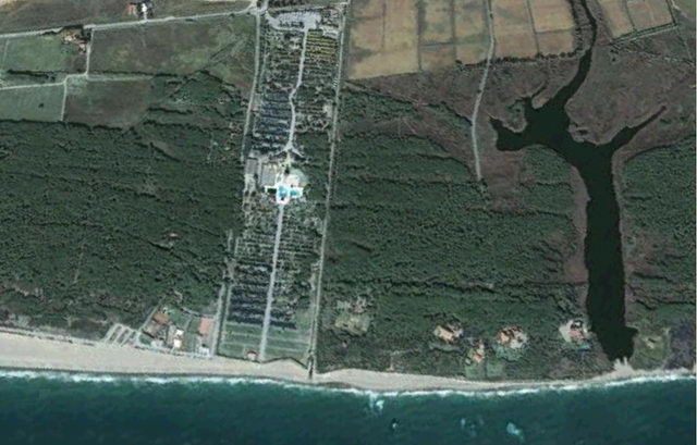 Imatge aèria de l'any 2001 on es pot veure el càmping Cala Gogó en els antics terrenys que ocupava la llacuna de l'Illa (al centre) i La Ricarda (a la dreta)